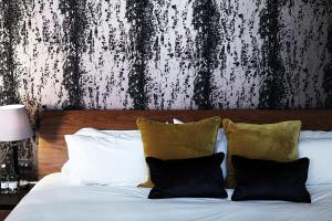 Een bed of bedden in een kamer bij Hotel du Vin & Bistro Cambridge