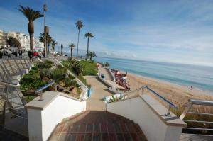 vistas a una playa con palmeras y al océano en Vila Mar Praia - Free wifi - 50 m From the beach, en Armação de Pêra