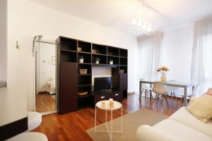 Yourbanflat Butterfly في بادوفا: غرفة معيشة بها أريكة وطاولة