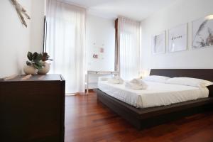 Yourbanflat Butterfly في بادوفا: غرفة نوم بسرير كبير مع ملاءات بيضاء