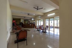 um átrio com cadeiras e mesas num edifício em KSTDC Hotel Mayura Nisarga Pearl Valley em Anekal