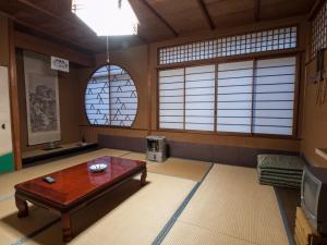 Posezení v ubytování Koyasan Shukubo Sainanin