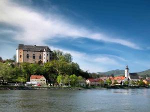 miasto na wzgórzu obok zbiornika wodnego w obiekcie Hotel-Garni Goldenes Kreuz w mieście Grein