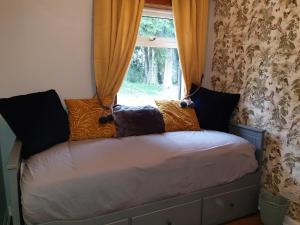 Postel nebo postele na pokoji v ubytování Craigbreck Farm Cottage