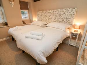 A bed or beds in a room at End Cottage