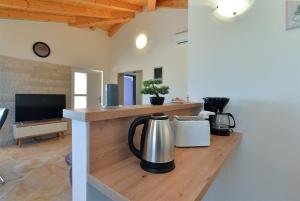 Příslušenství pro přípravu čaje a kávy v ubytování House Roza 2065