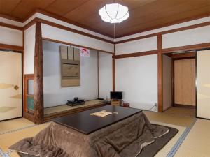 um quarto com uma mesa no meio de um quarto em Koyasan Shukubo Sainanin em Koyasan