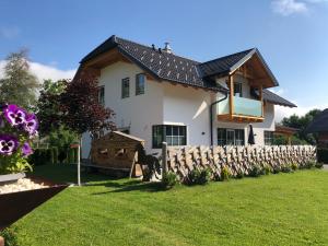 dom z drewnianym płotem na dziedzińcu w obiekcie Ferienhaus Wind w mieście Sankt Margarethen im Lungau