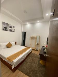 1 dormitorio con 1 cama y 1 mesa en una habitación en Thức at 3am - Old Quarter Hanoi Lotus, en Hanói