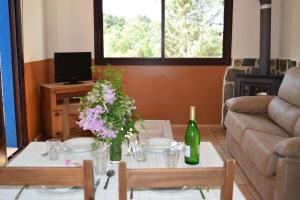 ein Wohnzimmer mit einem Sofa und einem Tisch mit Blumen in der Unterkunft Apartamentos Parque Ardales in Ardales
