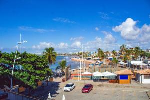 薩爾瓦多的住宿－伊塔普盧阿酒店，停泊在停车场的海滩