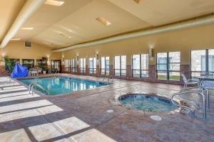 une piscine intérieure avec un bain à remous dans un bâtiment dans l'établissement Comfort Inn & Suites Russellville I-40, à Russellville