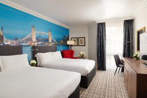 Letto o letti in una camera di Millennium Hotel and Conference Centre Gloucester London