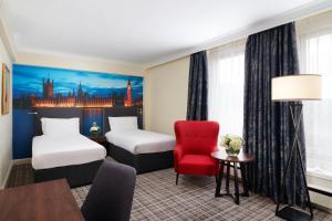 Letto o letti in una camera di Millennium Hotel and Conference Centre Gloucester London