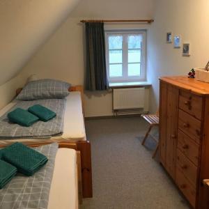 1 dormitorio con 2 camas, vestidor y ventana en Haus-Dorfstrasse en Risum-Lindholm