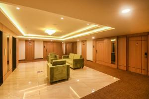 Emerald Clarks Inn Suites的休息区