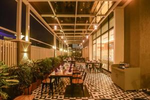 Emerald Clarks Inn Suites餐厅或其他用餐的地方