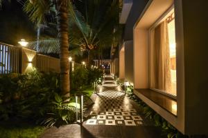 Emerald Clarks Inn Suites外面的花园