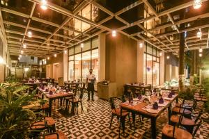 Emerald Clarks Inn Suites餐厅或其他用餐的地方