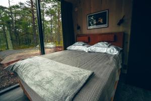Posteľ alebo postele v izbe v ubytovaní ÖÖD Hötels Rooslepa - Room#1-ÄLSKAR -with sauna