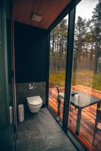 Ένα μπάνιο στο ÖÖD Hötels Rooslepa - Room#1-ÄLSKAR -with sauna