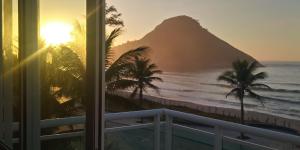 widok na plażę z balkonu domu w obiekcie Reserva Pontal w mieście Rio de Janeiro