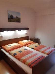 1 dormitorio con 2 camas y edredones coloridos en Appartement Alpenheim, en Zell am See