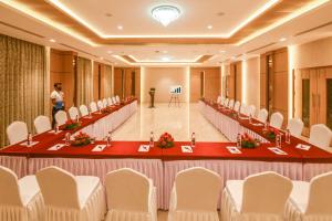 Emerald Clarks Inn Suites商务区和/或会议室