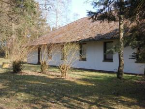 une maison blanche avec un toit rayé et des arbres dans l'établissement Land gut Hotel Dierks, à Repke