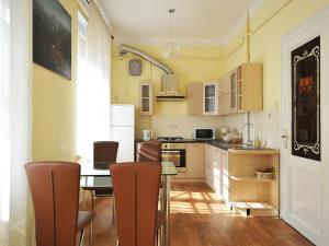 リヴィウにあるCosiest 3-room Apartment In Central Lvivのキッチン(テーブル、椅子付)