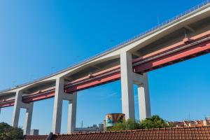 eine Brücke über eine Straße mit blauem Himmel im Hintergrund in der Unterkunft LX Urban Living in Lissabon