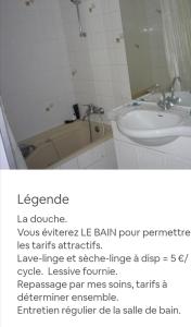 een foto van een badkamer met een wastafel en een spiegel bij MINI TARIF pour un MAXI CONFORT in Berck-sur-Mer