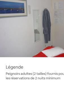 - une chambre avec un lit et un miroir dans l'établissement MINI TARIF pour un MAXI CONFORT, à Berck-sur-Mer