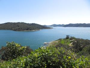 een uitzicht op een grote hoeveelheid water bij Poioruivo in Santa Clara-a-Velha