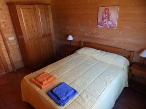 a bedroom with a bed with two towels on it at Poioruivo in Santa Clara-a-Velha