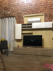 Televízia a/alebo spoločenská miestnosť v ubytovaní Residenza Nikol