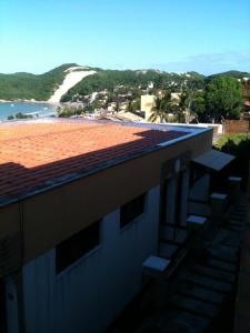 Blick auf den Strand vom Dach eines Gebäudes in der Unterkunft PontaNegra PontadoSolluciene Apartamento aconchegante Oh Vida Boa in Natal