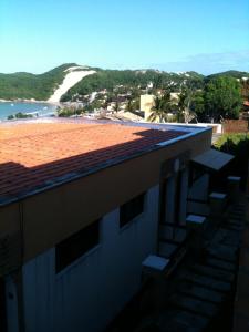 ナタールにあるPontaNegra PontadoSolluciene Apartamento aconchegante Oh Vida Boaの屋根から海岸の景色を望む
