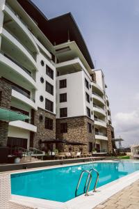 uma imagem do exterior de um edifício com piscina em The Seattle Residences and Spa em Lagos
