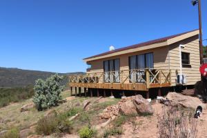 een huis aan de zijkant van een heuvel bij Highlands Eco Estate in Piketberg