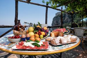una mesa con muchos tipos diferentes de comida en ella en B&B Ercole di Amalfi, en Amalfi