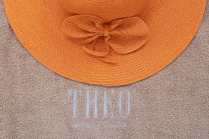 einen orangenen Hut mit einem Bogen darüber in der Unterkunft Theo Villas in Marathokefála