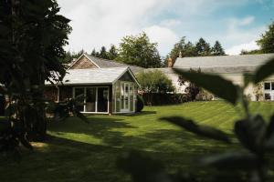 ein Haus mit einem Hof mit einem Haus in der Unterkunft Stoodleigh Court Coach House in Tiverton