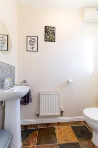 Ванная комната в Woolthwaite - Beautiful 4 Bedroom house with Parking