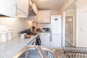 Кухня или мини-кухня в Woolthwaite - Beautiful 4 Bedroom house with Parking

