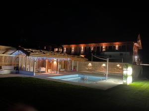 Bazén v ubytování Private Luxury Chalet nebo v jeho okolí