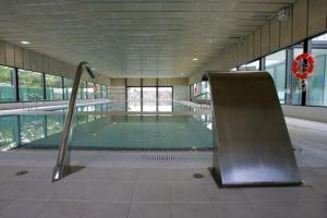 an empty swimming pool in a building at Centre Esplai Albergue in El Prat de Llobregat