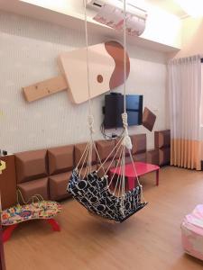 Televisyen dan/atau pusat hiburan di Funny Eggs Guest House +37 gambar