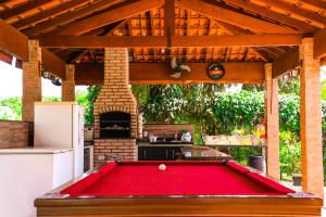 ein Billardtisch in einem Pavillon mit Ofen in der Unterkunft Pousada 3 Reis in Olímpia