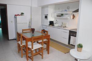 クアルテイラにあるCasa Zazaのキッチン(テーブル、椅子、冷蔵庫付)